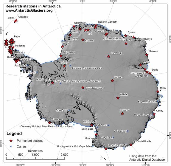 Mapa da Antártida mostrando a localização das mais de 80 estações de pesquisa. Apenas 6 delas são no interior. A maioria fica no litoral e, principalmente, na península antártica, de clima bem mais ameno